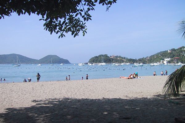 Pasando la mañana en La Playa Municipal con pelícanos y turistas.