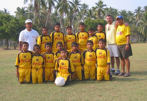 Equipo de Futbol de Coacoyul con sus nuevos uniformes