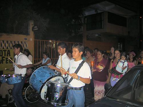 M�sicos con Mama Elvira, su hija Olga y nieta �rica con su beb�