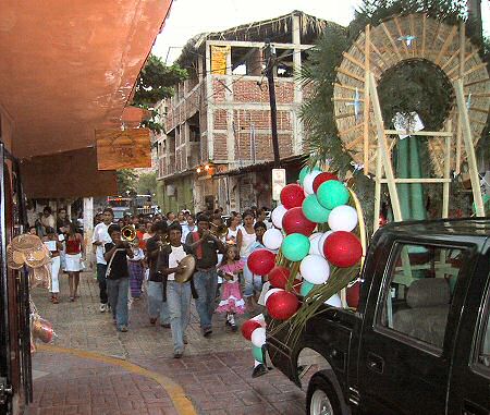 Procesi�n de peregrinos Guadalupanos en Zihuatanejo