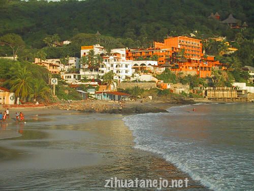 Playa La Madera dividida por una barrera