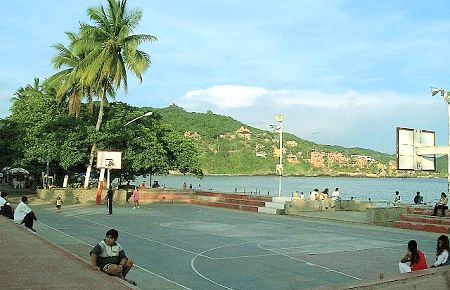 La cancha principal en el Centro de Zihuatanejo frente al mar