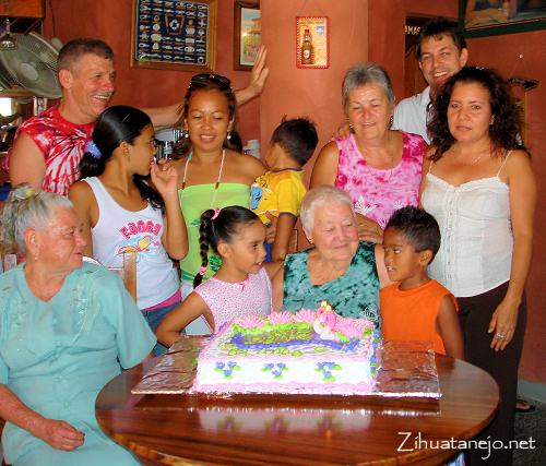 Lorene Winger celebrating her 82nd birthday with friends in Zihuatanejo