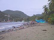 basura y velero en la playa
