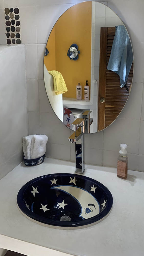 Entrada y estacionamiento