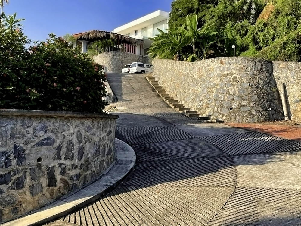 Sala, cocina y escalera