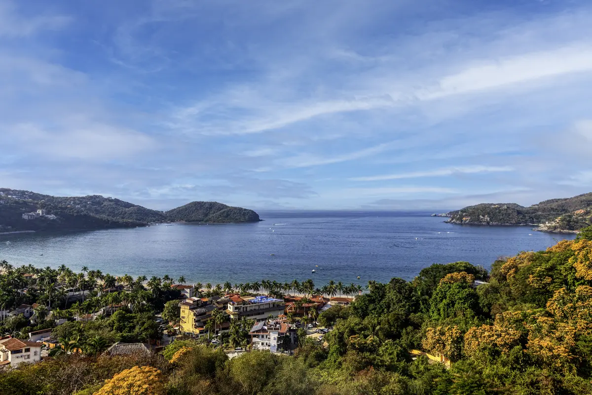 Vista de Playa La Ropa y la bahía de Zihuatanejo