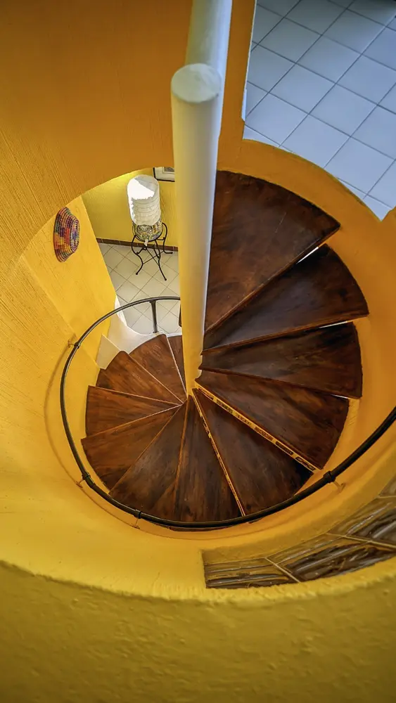 Escalera de parota hacia la recámara en la parte alta - haz clic para agrandar Sala, cocina y escalera